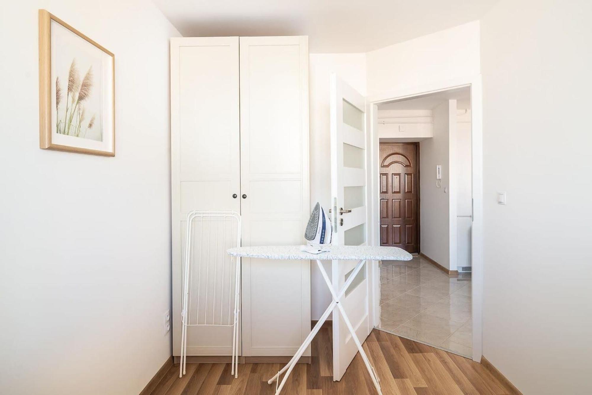 Navy Aesthetic Apartment With Balcony By Noclegi Renters วอร์ซอ ภายนอก รูปภาพ