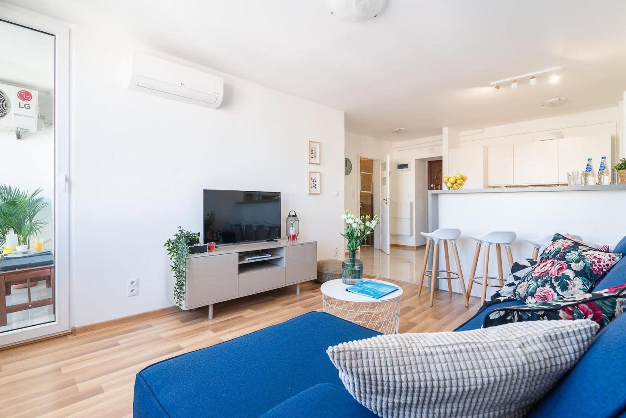 Navy Aesthetic Apartment With Balcony By Noclegi Renters วอร์ซอ ภายนอก รูปภาพ